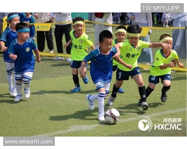 当足球巨星的萌娃闪亮登场 绿茵场外的童真与荣耀传承 当足球巨星的萌娃闪亮登场 绿茵场外的童真与荣耀传承