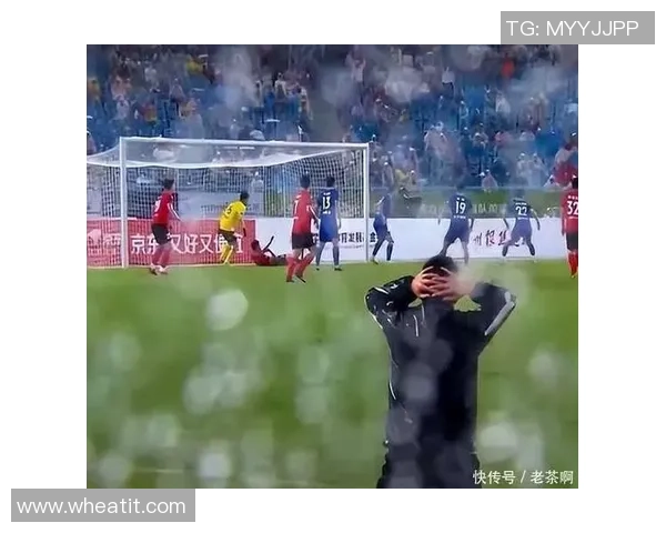 足球巨星泪洒赛场的瞬间：那些令球迷心碎的时刻