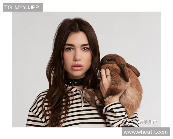 足球明星二代美女现身引关注，颜值与天赋并存备受瞩目